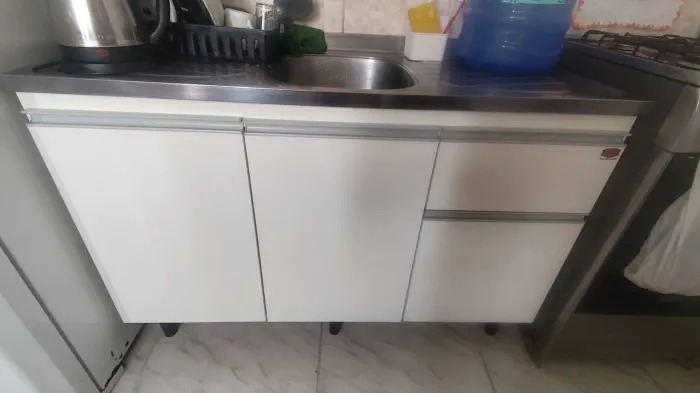 Vende armário para pia da cozinha.