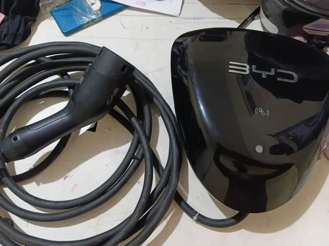 Carregador elétrico BYD triângular 