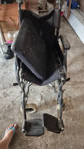 Vendo cadeira de rodas com defeitos