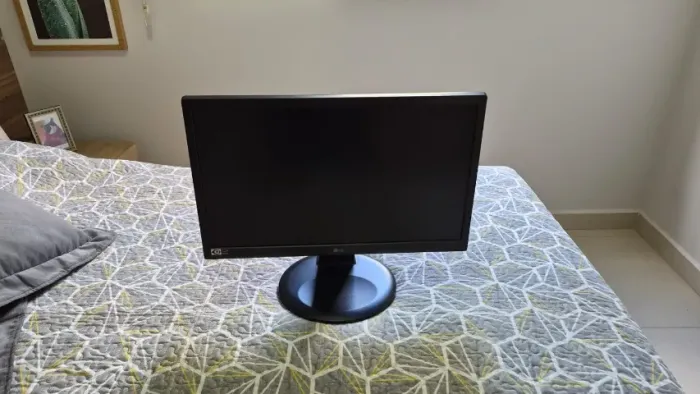 MONITOR LG 22" COM REGULAGEM DE ALTURA