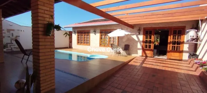 Casa com piscina no Canceli