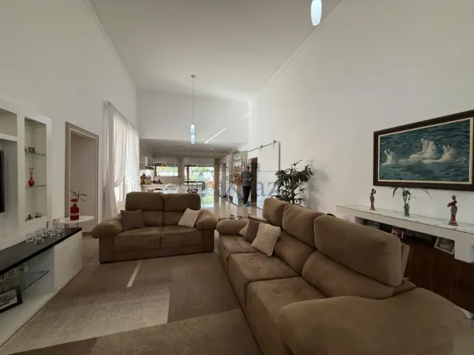 Oportunidade - Casa em Condomínio - Terras de Santa Helena - Jacareí - 4 Dormitórios - 428