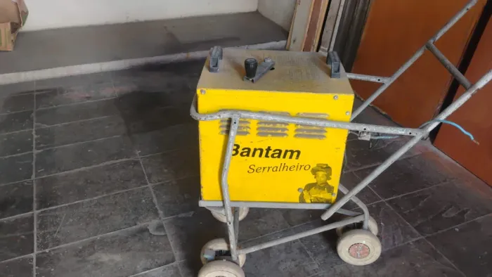Máquina de solda com carrinho