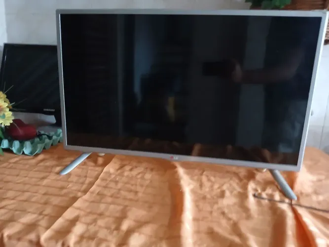 TV LG (não é smart) 32 polegadas, muito nova!!!