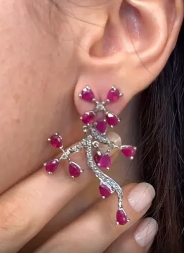 Ouro branco, rubis e diamantes extras. designer italiano 
