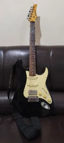 Vendo urgente Guitarra Stratocaster muito boa