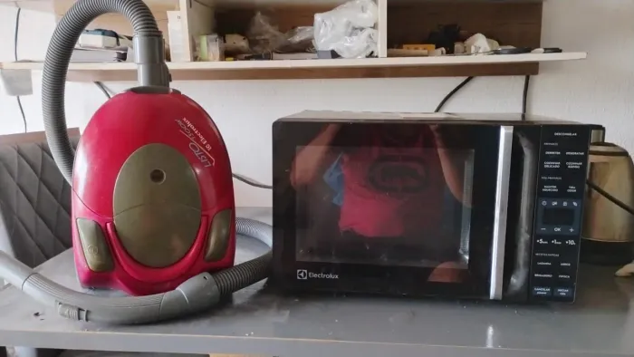 Vendo somente hoje! Microondas, com 1 ano de uso, e apirator de pó, ambos funcionado perfe