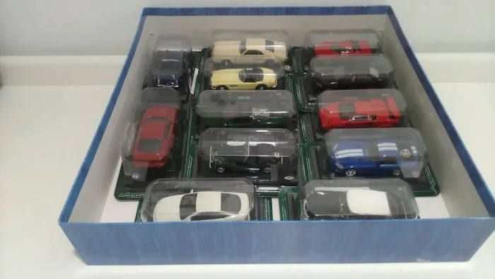 Kit de 10 Miniaturas de Carros, diversos modelos.