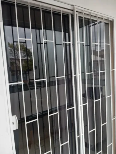 Grade com calha de ferro de correr para porta