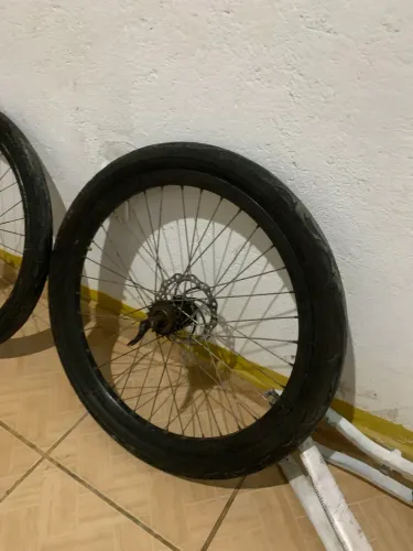 Vendo duas rodas completas aro vmax e um supra4x