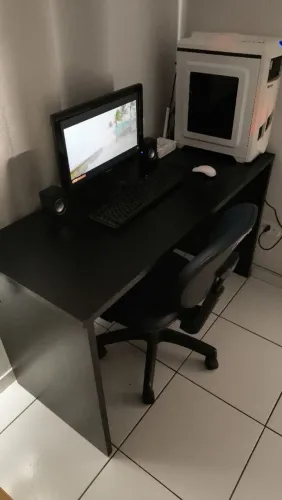 Mesa e cadeira para computador