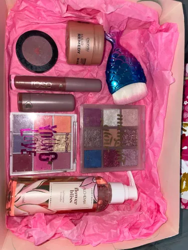 Caixa para presente com kit maquiagem, skincare, cabelo e acessório