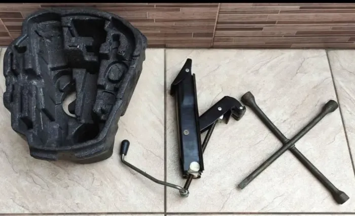Macaco para carro + Chave de Roda