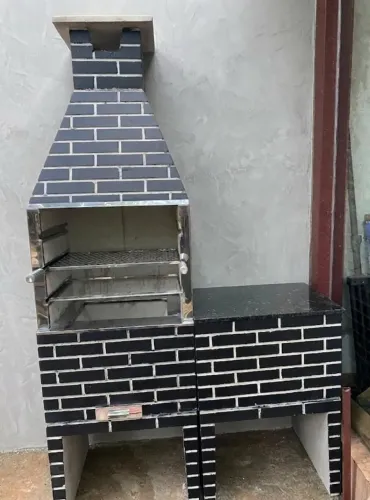 CHURRASQUEIRA COM BANCADA