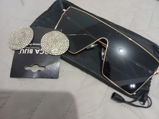 Óculos de sol e Brinco de pedraria <br>R$40,00<br> *