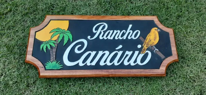 Placas entalhadas em madeira