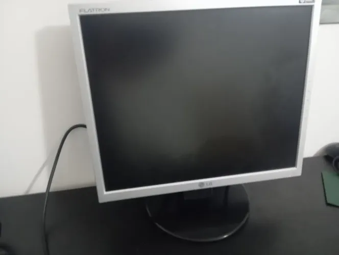 Monitor LG Flatron L1750S - Tela 17? - Resolução HD - 60 Hz - 8ms - VGA