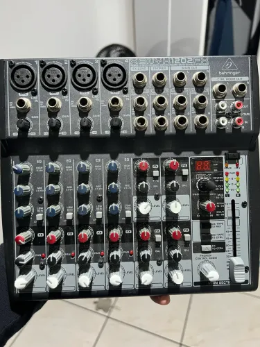 Mesa de Som Behringer Xenyx 1202FX