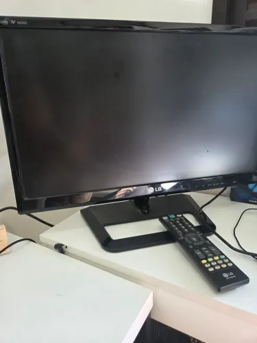 Full hd TV M2252, marca LG com controle remoto. Não liga a imagem. 