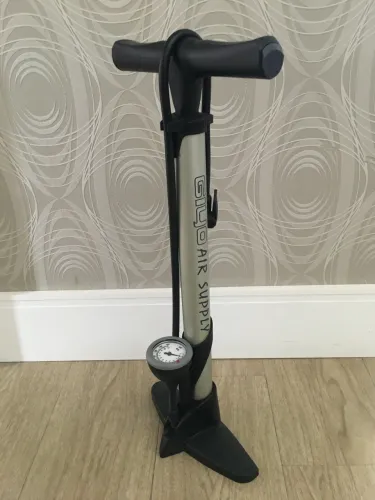 Bomba de ar Giyo com manômetro para bicicleta 