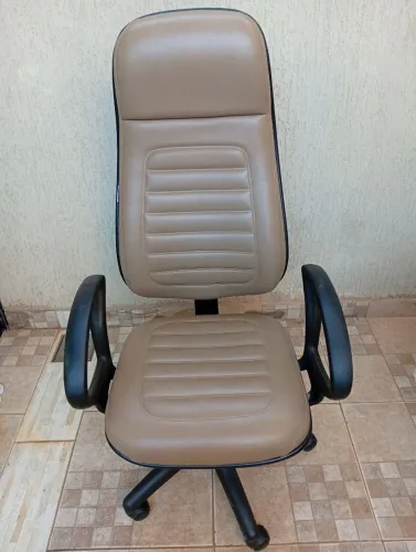 Cadeira Presidente Extra Belluno Giratória Relax com Braços Bege