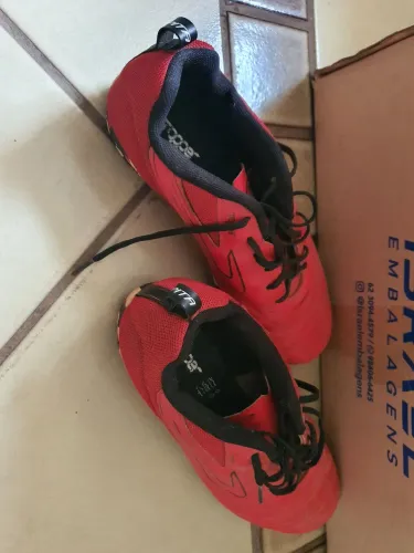 Vendo Chuteira Topper vermelha 42 campo sintético <br>Tamanho 42