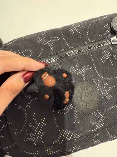 Bolsa Kipling transversal original preta estampada