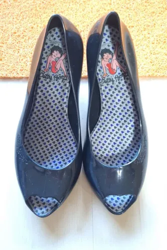 Sapato salto alto preto em black piano da Betty Boop. N° 38. Lindo! Buscar próximo a Doca.