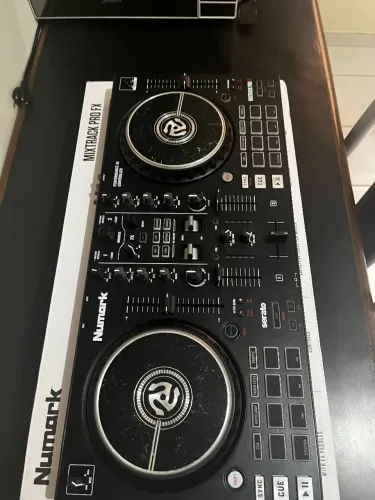 Controladora Numark Mixtrack Pro FX 