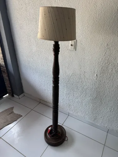 Abajur em madeira 