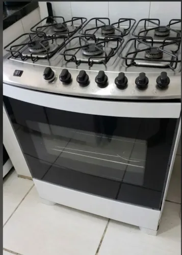 Fogão 6 bocas Brastemp.