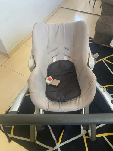 Vende se carrinho com bebê conforto com suporte pra carro .