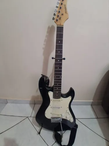 Oportunidade vendo guitarra semi nova , pouco uso