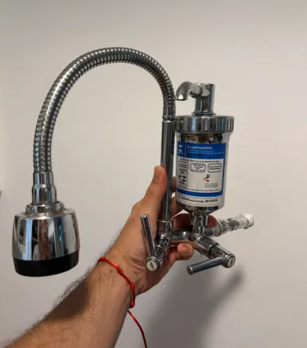 Torneira de Parede com Filtro Leão Metais - Bica Flexível - Seminova