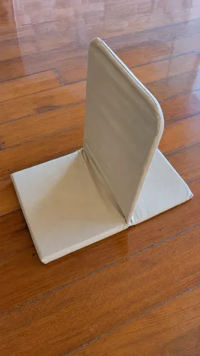 Cadeira de chão estofada