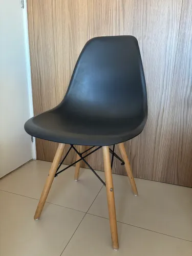 6 Cadeiras Estilo Eames Preta com Pé de Madeira - Moderna e Confortável
