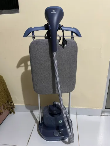 Passadeira a Vapor Electrolux Portátil com Tábua Integrada - Excelente Estado
