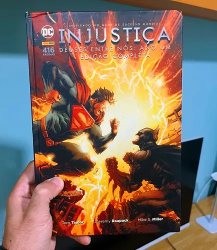 HQ Injustice Deuses Entre Nós Edição Completa Capa Dura