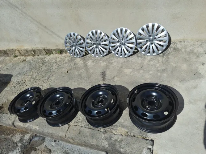 Rodas com calotas e parafusos originais