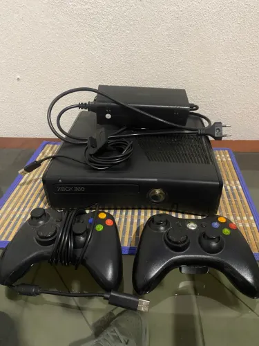 Xbox 360 Slim + 9 Jogos Originais + 2 Controles e Fonte paralela.