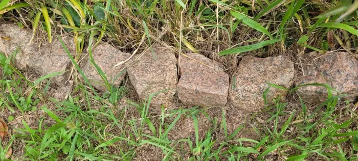 Mais de 150 pedras irregulares de granito pequenas 
