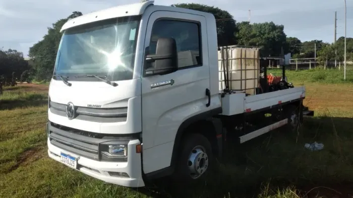 Vw Express 4x2 ano 2022 carroceria com tanque hidro 600 litros