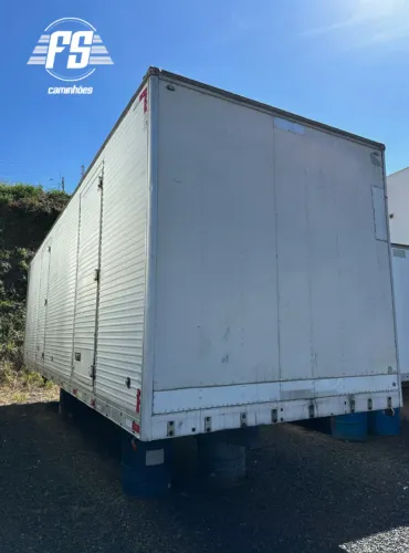 Baú para caminhão, assoalho chapeado e porta lateral.