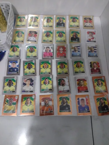 Cards Messi e Cristiano Ronaldo mais 11 bronze 18 pratas e 11 douradas 