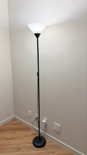 Luminária de Chão Preta em Perfeito Estado