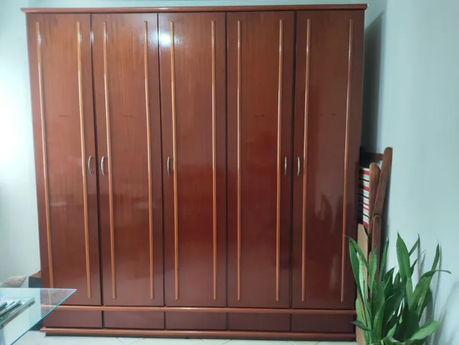 GUARDA-ROUPA DE MADEIRA MACIÇA