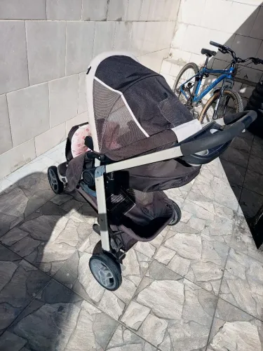 Carrinho de Bebê Graco - Leve, Resistente e Super Conservado!