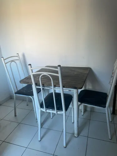 Mesa com 3 cadeiras 