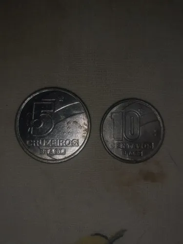 Moeda de 5 cruzeiros e 10 cruzeiros de 1990 e 1989 com marcas de uso