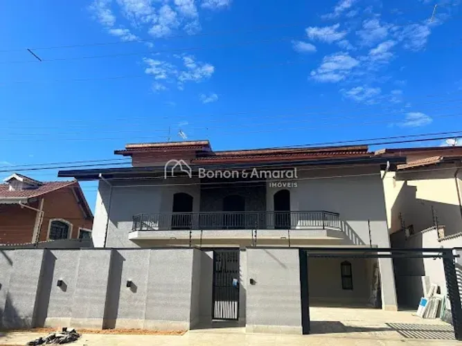 Casa de Alto Padrão com 4 Quartos, Sendo 3 Suítes, Piscina, Academia e Automação Completa